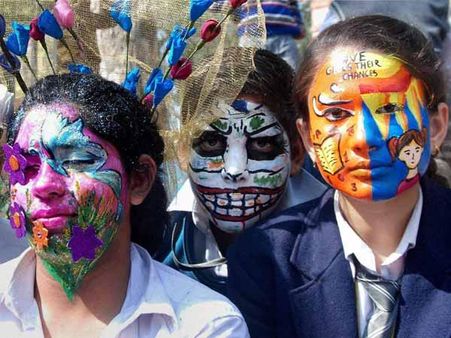 સૂરજકુંડ મેળામાં શાળાના બાળકો