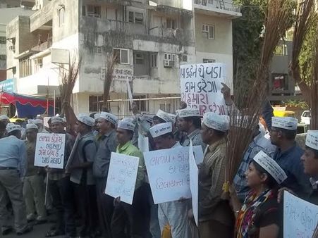 આમ આદમી પાર્ટીએ રિલાયન્સ સામે દેખાવો કર્યા આમ આદમી પાર્ટીએ રિલાયન્સ સામે દેખાવો કર્યા