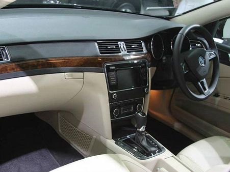 આધુનિક ઇન્ફોટેન્મેન્ટ સિસ્ટમ