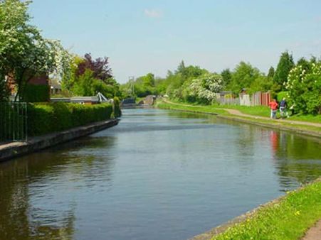 કોઇ કેનાલને પાર કરી રહ્યા હોવ 