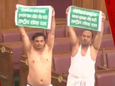 આશ્ચર્યમ્! ઉત્તર પ્રદેશના ધારાસભ્યોએ વિધાનસભામાં ઉતાર્યા કપડા