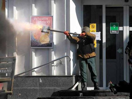 પોલીસ અને પ્રદર્શનકારીઓ હિંસા