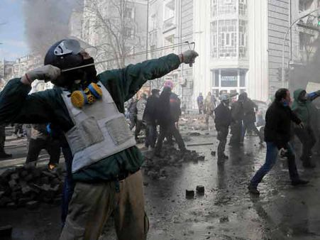 પોલીસ અને પ્રદર્શનકારીઓ હિંસા