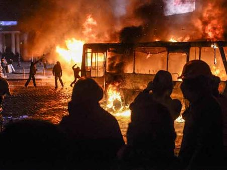 પોલીસ અને પ્રદર્શનકારીઓ હિંસા