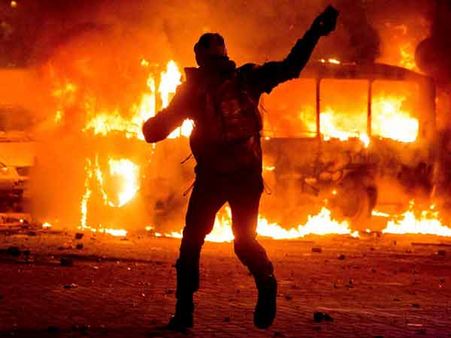 પોલીસ અને પ્રદર્શનકારીઓ હિંસા