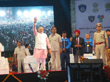 સુરત નાઇટ મેરેથોનમાં મિલ્ખા સિંઘ સુરત નાઇટ મેરેથોનમાં મિલ્ખા સિંઘ