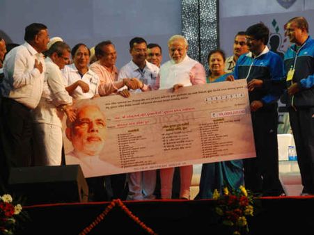 સુરત નાઇટ મેરેથોનમાં મિલ્ખા સિંઘ સુરત નાઇટ મેરેથોનમાં મિલ્ખા સિંઘ