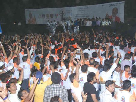 સુરત નાઇટ મેરેથોનમાં મિલ્ખા સિંઘ સુરત નાઇટ મેરેથોનમાં મિલ્ખા સિંઘ