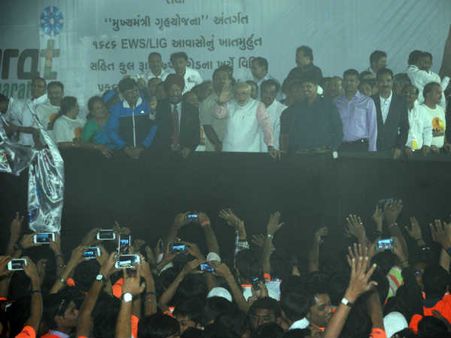 સુરત નાઇટ મેરેથોનમાં મિલ્ખા સિંઘ સુરત નાઇટ મેરેથોનમાં મિલ્ખા સિંઘ