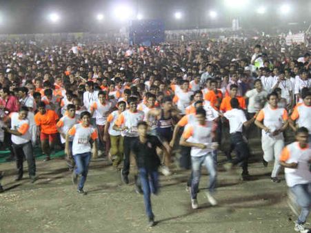 સુરત નાઇટ મેરેથોનમાં મિલ્ખા સિંઘ સુરત નાઇટ મેરેથોનમાં મિલ્ખા સિંઘ