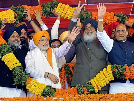 પ્રકાશ સિંહ બાદલ અને નરેન્દ્ર મોદી 