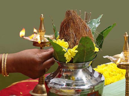 तब जनक पाइ बसिष्ठ आयसु ब्याह साज संवारि कै। मांडवी श्रुतकीरति उरमिला कुंअरि लई हंकारि कै।।