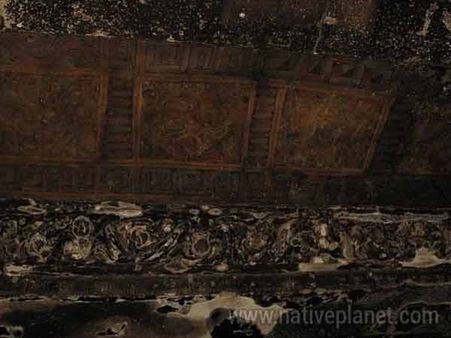 છત પર કોતરણી