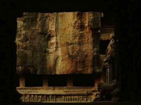 દીવાલ પર બનેલી મૂર્તિઓ