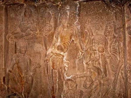 દીવાલો પર મૂર્તિઓ