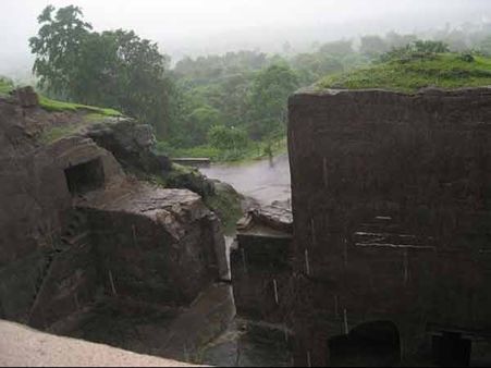 બૌદ્ઘ ગુફાનું બહારનું દ્રશ્ય