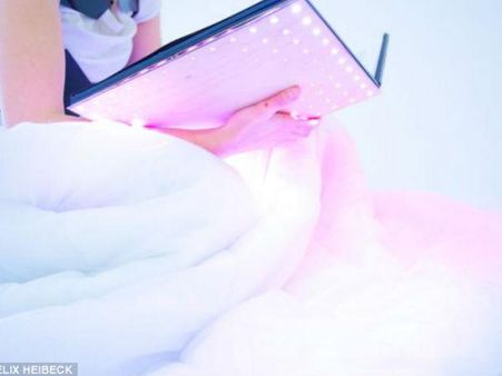 ઉપકરણમાં ઘણી બધી લિડ લાઇટ લાગેલી છે