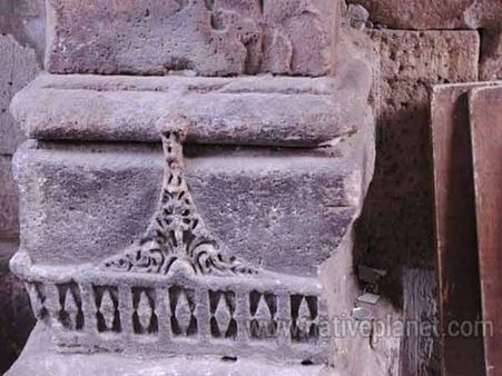 કોતરણી કરેલા સ્ટોન્સ