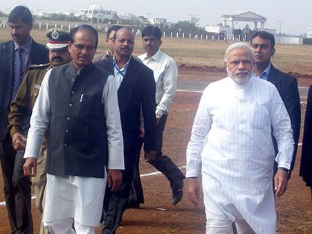 નીમચમાં સોલાર પાવર પ્લાન્ટ રાષ્ટ્રને સમર્પિત કરતા મોદી