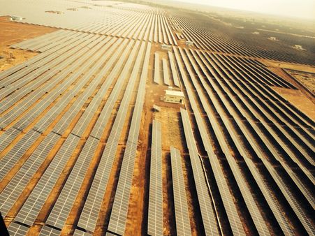 સોલાર પાવર પ્લાન્ટ રાષ્ટ્રને સમર્પિત કરતા મોદી