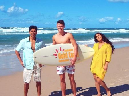 વીર દાસ : વીર દાસે સ્ટ્રગલિંગ એક્ટરનો રોલ કર્યો છે. જ્યારે અનુજ 