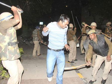 છાત્રો પર લાઠીઓનો વરસાદ