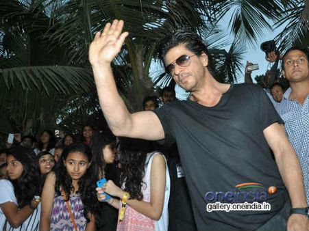 Pics : દીકરી સાથે યૂ ટ્યુબ ફૅન ફેસ્ટમાં પહોંચ્યાં શાહરુખ, નરગિસ-વરુણની ધમાલ