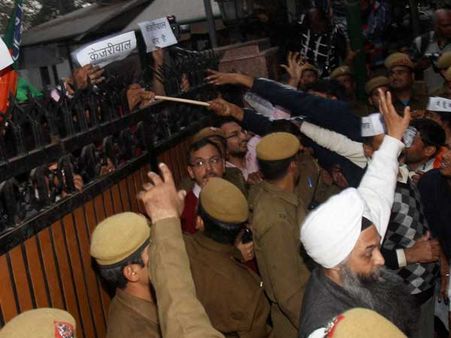 ભાજપ-આપ વચ્ચે ઘર્ષણ