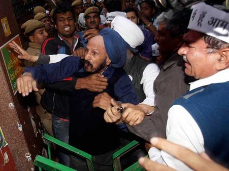 ભાજપ-આપ વચ્ચે ઘર્ષણ