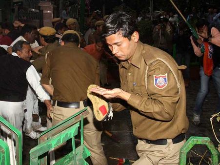 ભાજપ-આપ વચ્ચે ઘર્ષણ