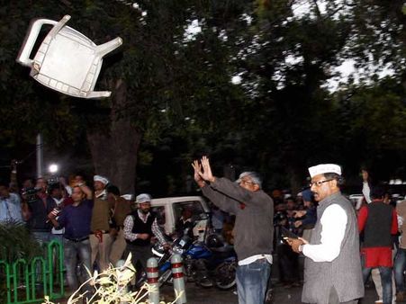 ભાજપ-આપ વચ્ચે ઘર્ષણ