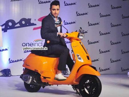 ઇમરાને લોન્ચ કર્યું સ્પોર્ટી વેસ્પા સ્કૂટર