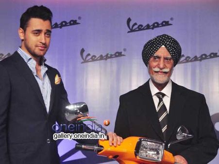 ઇમરાને લોન્ચ કર્યું સ્પોર્ટી વેસ્પા સ્કૂટર