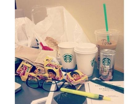 Starbuck coffe ke sath parrle he