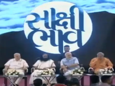 મોદીએ લખેલા પુસ્તકનું શ્રી શ્રી રવિશંકરે વિમોચન કર્યું વિમોચન