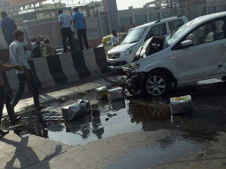 ઇસ્કોન બ્રીજ પર રિક્ષાનુ તેલાર્પણ, કારનો બોલી ગયો કુરચો