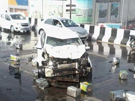 ઇસ્કોન બ્રીજ પર રિક્ષાનુ તેલાર્પણ, કારનો બોલી ગયો કુરચો