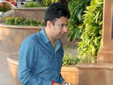 બૉબી ચાવલાના બેસણામાં બૉલીવુડ બૉબી ચાવલાના બેસણામાં બૉલીવુડ