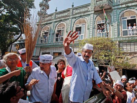 મુંબઇમાં 'આપ'ની ધમાલ, કેજરીવાલ પર ટ્રાફિક નિયમો તોડવાનો આરોપ