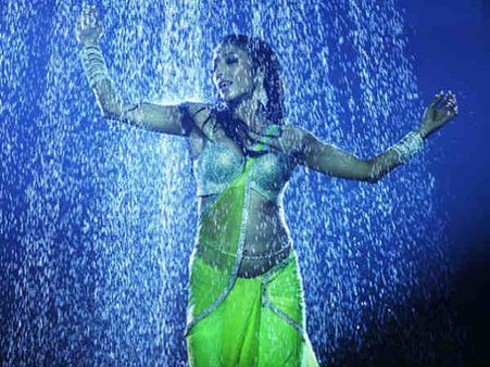 પાણી વચ્ચે પાઓલી પાણી વચ્ચે પાઓલી