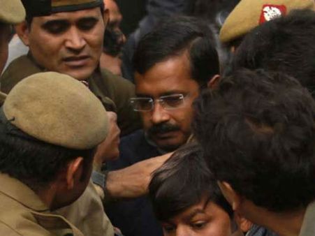 જુઓ વીડિયો: કેજરીવાલની શરમજનક કરતૂત, ગુજરાતમાં 3 સ્થળો પર ભર્યો નહી ટોલ ટેક્સ