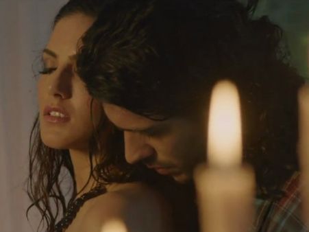 ટૉપલેસ-ઇંટીમેટ નહીં... તો આ શું છે?