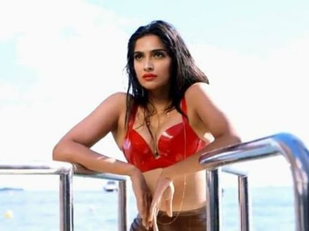 સોનમ અને બિકિની