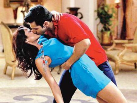 Pics/Video : મૈં તેરા હીરોમાં વરુણ-ઇલિયાનાનું હૉટ લિપલૉક!