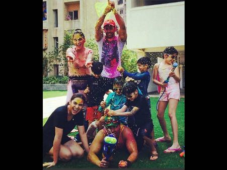 હોળીના રંગે રંગાયું બૉલીવુડ