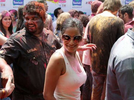 હોળીના રંગે રંગાયું બૉલીવુડ