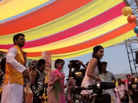 હોળીના રંગે રંગાયું બૉલીવુડ