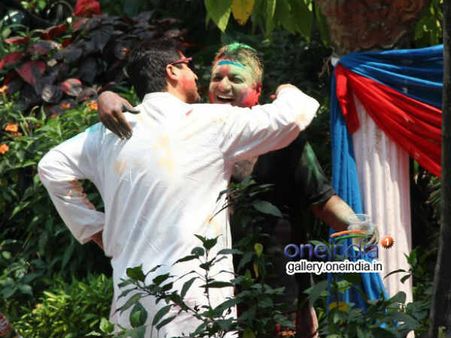 સંજય ગુપ્તાના ઘરે હોળીની ઉજવણી