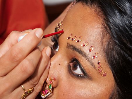 શા માટે મહિલાઓ દ્વારા પહેરવામાં આવે છે બિંદી?