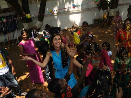 કૅંસરગ્રસ્ત બાળકો સાથે હોળી ઉજવતાં તારા શર્મા